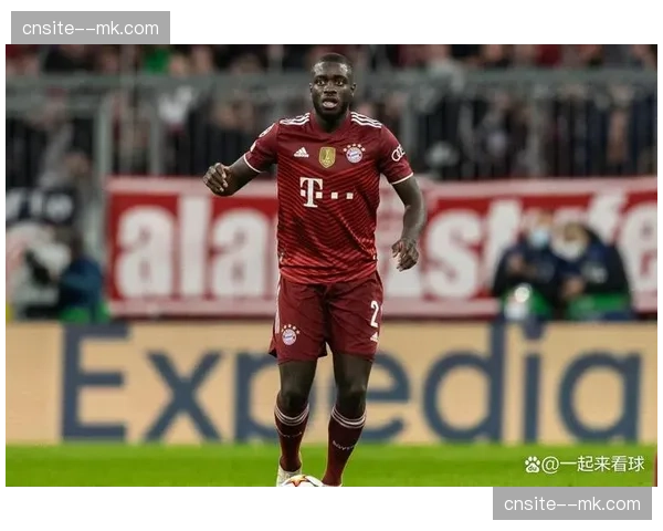 于帕梅卡诺与塔协同限制希克接球路线 中卫组合全程保持防守纪律